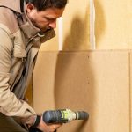 Verschrauben der Lehmbauplatte